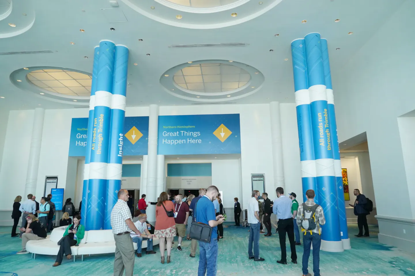 Branded lobby columns at Trimble Insight, Orlando, 2022